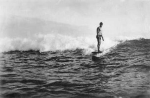 Honolulu, USA. Junger Surfer in den Pazifikwellen vor der Stadt
