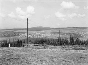 Blick auf Plešivec : Blick vom Pleßberg nach Norden über eine bewaldete Landschaft auf Plešivec