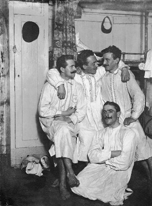 Kreuzfahrten der Hamburg-Amerika Linie, um 1911/1913. Gruppenbild mit jungen Herren in Nachtgewändern in ihrer Schlafkabine eines Hochseepassagierdampfers, vermutlich der "Pennsylvania"