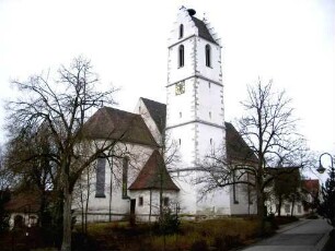 Ansicht von Nordosten mit Kirche (Kirchturm im Kern Gotisch-Langhaus und Chor 1723 neu erbaut) in ehemaligem Kirchhof (1837 aufgelassen-feste Kirchhofmauer und Toranlage abgetragen)