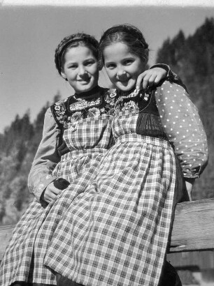 Bregenzer Wald, 2 Mädchen aus dem Bregenzer Wald
