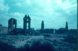 Dresden-Altstadt. Neumarkt. Blick über gestapelte Trümmer gegen die Ruine der Frauenkirche und den Rathausturm