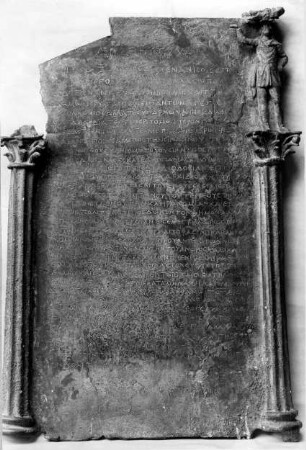 Tafel mit griechischer Inschrift und architektonischer Rahmung: sog. Beschluß von Anisa; Dekret der Anisenen zu Ehren des Apollonios