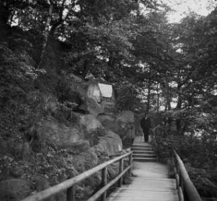 Waldweg, vermutlich der Goetheweg, mit Inschrifttafeln und handschriftlichen Inschriften auf einem Felsen