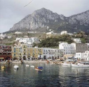 Capri. Blick auf die Stadt und den Hafen