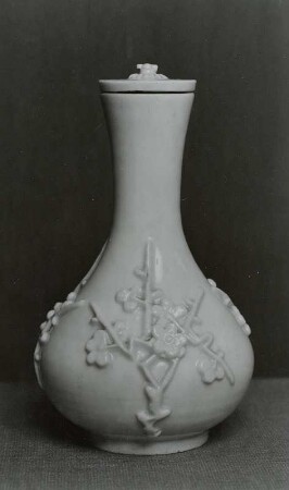 Sakeflasche mit Blumenreliefs
