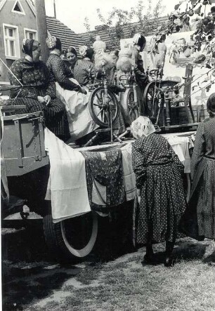 Dorffest in Seidewinkel : Gesellschaftliche Volkskultur - Heimat-, Volksfeste und Ähnliches. Ort: Židźino / Seidewinkel. Dorffest: Flachsverarbeitung - Spinnen