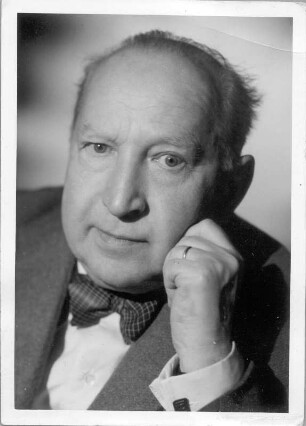 Theodor Blumer (1881-1964; Komponist, Dirigent). Fotografie (mit Atelierstempel und Autograph von Hildegard Ostkamp-Blumer verso) von M. Dührkoop, Berlin nach 1952