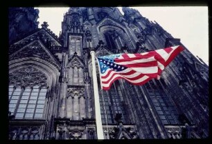 Köln/ Sternenbanner und Dom