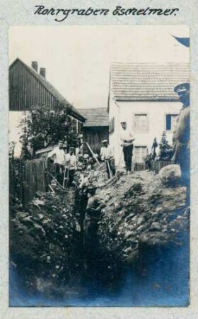 Foto eines Rohrgrabens in Eschelmer für den Wasserleitungsbau Schnierlach (Lapoutroie) - Eschelmer (Hachimette)