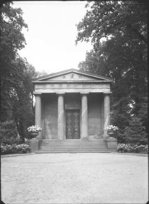 Berlin, Schloss Charlottenburg. Mausoleum. Vorderansicht.