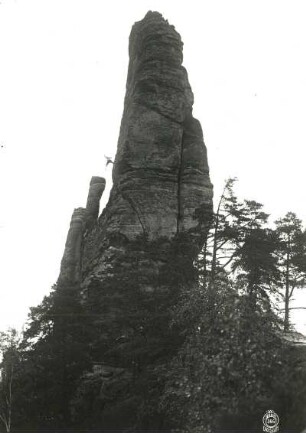 Sächsische Schweiz, Rathener Gebiet. Lokomotive. Ansicht mit springendem Kletterer an der Pfeife (von Osten)