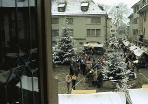 Staufen: Weihnachtsmarkt; Marktplatz vom Rathaus aus gesehen