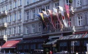 Wien - Hotel Sacher : Hotel Sacher. Aufgenommen 2001 in der Innenstadt von Wien