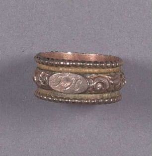 Goldener Fingerring mit Blattornamenten