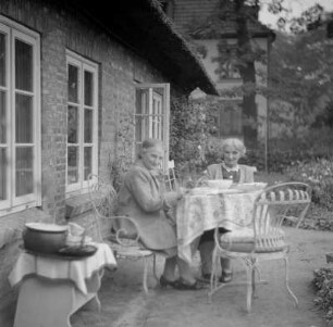 Porträt zweier Damen am Gartentisch und Einzelaufnahmen vom Haus