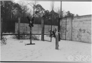 Grenzanlage und Bahngleis Drewitz