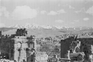 Reisefotos Libanon. Baalbek. Tempelanlage (101/300). Blick zum Ort und zum Gebirge