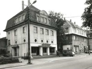 Chemnitz-Schönau. Wohnhaus mit "clubkino", Zwickauer Straße 425. Straßenansicht mit Haupteingang