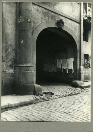 Kirchgasse 9/10. Tor der ehem. Sickingischen Rentei. Scheitelstein mit Sickinger Wappen, 1767