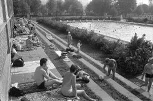 Spätsommerlicher Badebetrieb im Turmbergbad