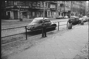 Junge am Straßengeländer