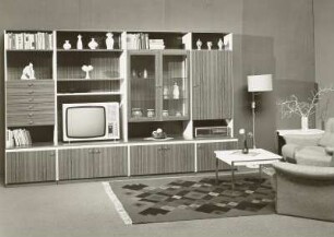 Anbauwand "Poel" : Wohnzimmermöbel. Anbauwand "Poel" (1976; Möbelkombinat Nord (MKN)). Ansicht mit Sesseln und Couchtisch