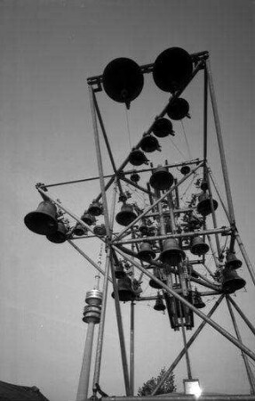 München: Glockenspiel und Olympiaturm [Fernsehturm]