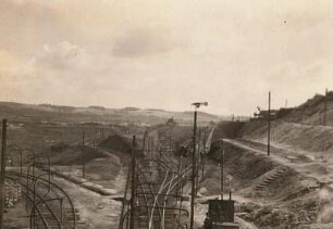 Lausitzer Bergland. Tagebau Hirschfelde (Kopalnia Turoszów). Gleisverteilung für den Grubenbetrieb. Das mittlere Gleis führt in die Grube, alle anderen Gleise dienen dem Abraumbetrieb