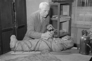 Staatliche Museen, ägyptische Abteilung Restaurator Rudolf Kuhn bei der Arbeit