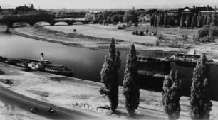 Blick vom Terrassenufer über die zerstörte Carolabrücke und die Elbe gegen die Augustusbrücke und das Neustädter Ufer