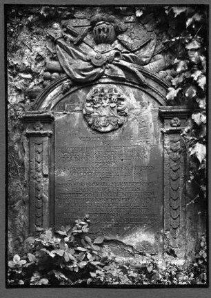 an der Kirchhofsmauer. Grabstein des preuß. Leutnants Freiherr Johann Franz Ludwig von Löwenhaupt, 1786