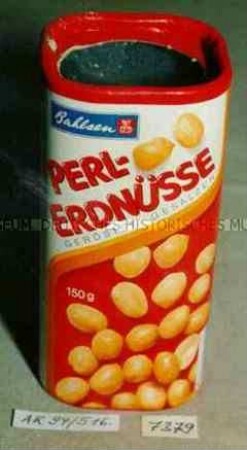 Pappschachtel ohne Deckel für "Bahlsen TET PERL-ERDNÜSSE GERÖSTET GESALZEN" (Abbildung von Erdnüssen)