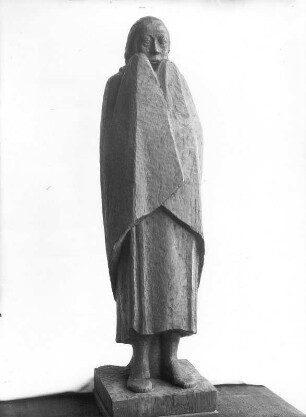 Frierendes Mädchen : Frierendes Mädchen. Mooreiche, geschitzt; H. 74 cm (1917; E. Barlach). Güstrow: Atelierhaus am Inselsee