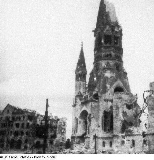 Berlin-Charlottenburg. Tauentzienstraße, Ruine der Kaiser-Wilhelm-Gedächtnis-Kirche. Ansicht von Südosten