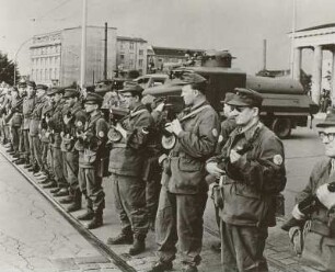 Berlin, Kampfgruppen der Arbeiterklasse an der Grenze der DDR zu Westberlin vor dem Brandenburger Tor