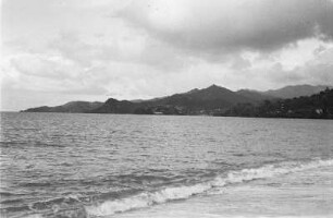 Reisefotos Karibik. Trinidad. Küstenlandschaft mit Strand und Bergen