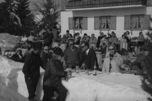 Mittenwald: Bar im Schnee, vor der Hütte