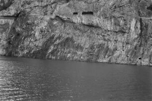 Felswand : Felswand, die aus dem Vierwaldstättersee ragt.