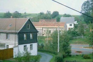 Bauernhaus, dahinter Scheune