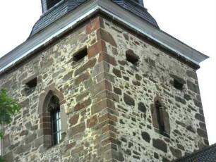 Evangelische Kirche - Kirchturm (neu erbaut Jahr 1506) von Südwesten - Glockengeschoß mit Schießscharten (Büchsenscharten) sowie Werksteinen im Mauersteinverband