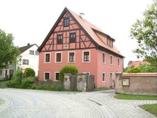 Haus im Südosten über Giebelseite mit Deutschordenskreuz am Fachwerk (ehemals Verwaltungsgebäude-renoviert)