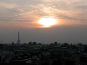 Blick zum Eiffelturm vom Dach des Centre Pompidou