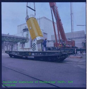 Anlieferung von Brennelementen in einem Castor-Behälter (Cask for Storage and Transport of Radioactive Material) für die Kompakte Natriumgekühlte Kernenergieanlage (KNK)
