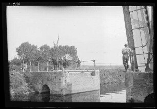 Bei Douai (Dep. Nord, Frankreich): "am Kanal: Schleuse" (Rückansicht)