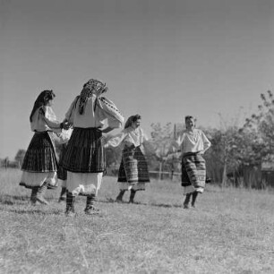 Tanzgruppe. Tänzerinnen einer Folkloregruppe in bulgarischer Tracht