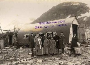 Spitzbergen. Smerenbergbucht. Touristen und Besatzungsmitglieder eines Kreuzfahrtschiffes vor der Wellmannhütte