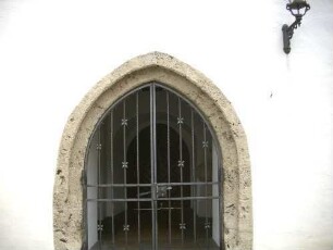 Kirchturm Nordseite Basis - Gewände mit verwitterer Jahreszahl (eine Vier zu erkennen) im Schlußstein