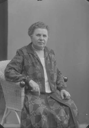 Frau im Korbstuhl
