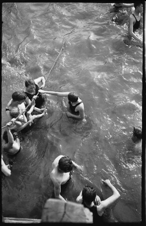 Jugendliche beim Baden in der Seine